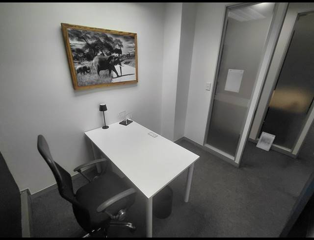 14M² SERVICED OFFICE TO LET IN FOURWAYS